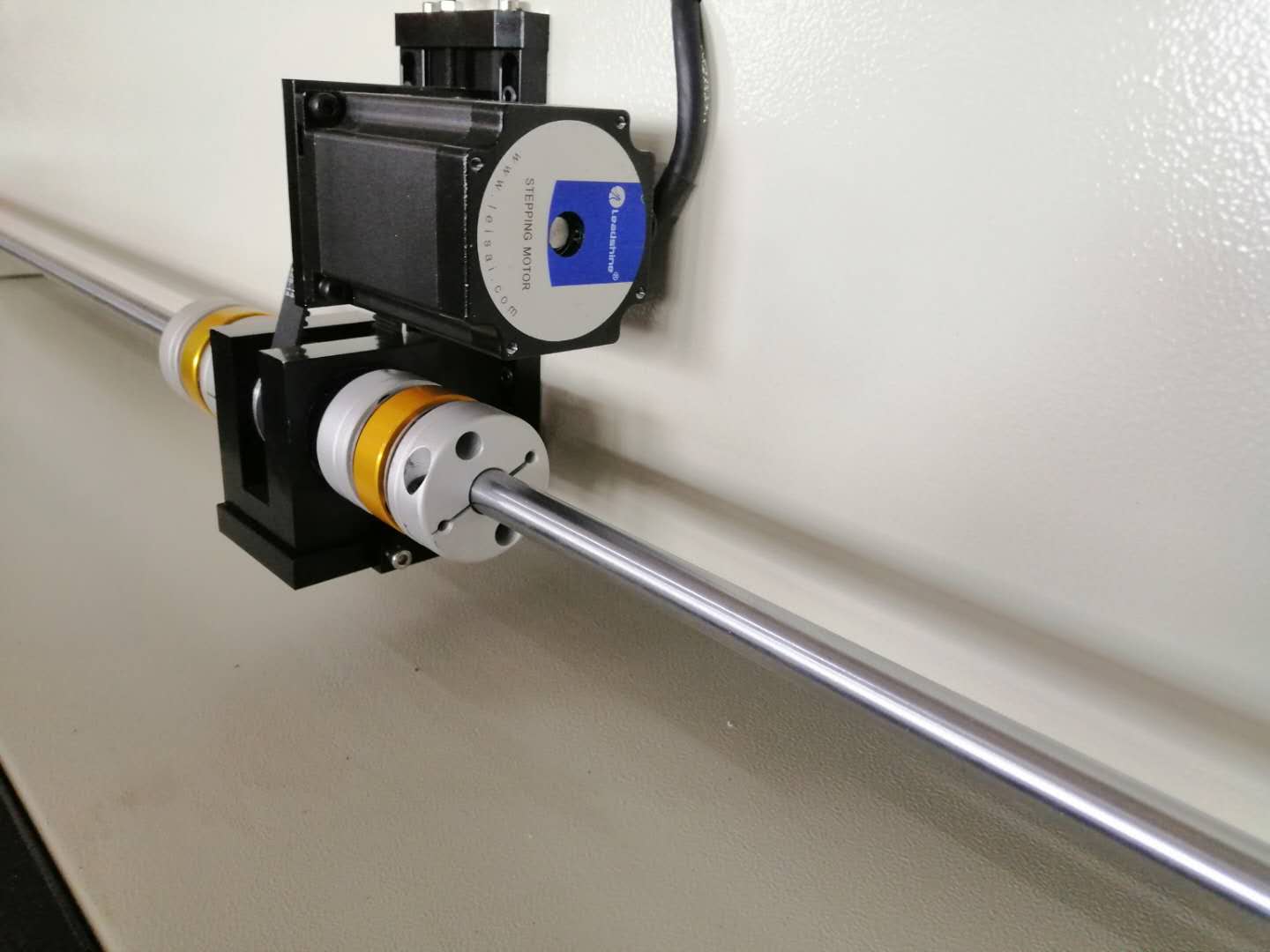 伺服與步進(jìn)之間哪種電機(jī)適合激光切割機(jī)？
