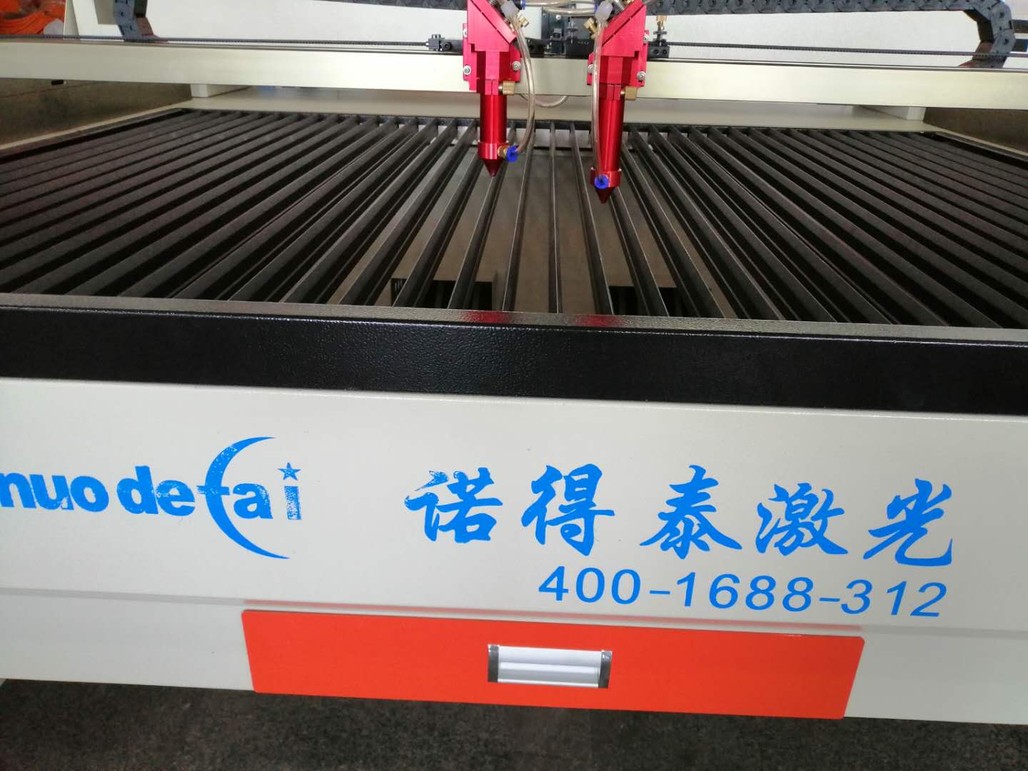 在小飾品行業(yè)激光切割機的作用能做到切割與雕刻！