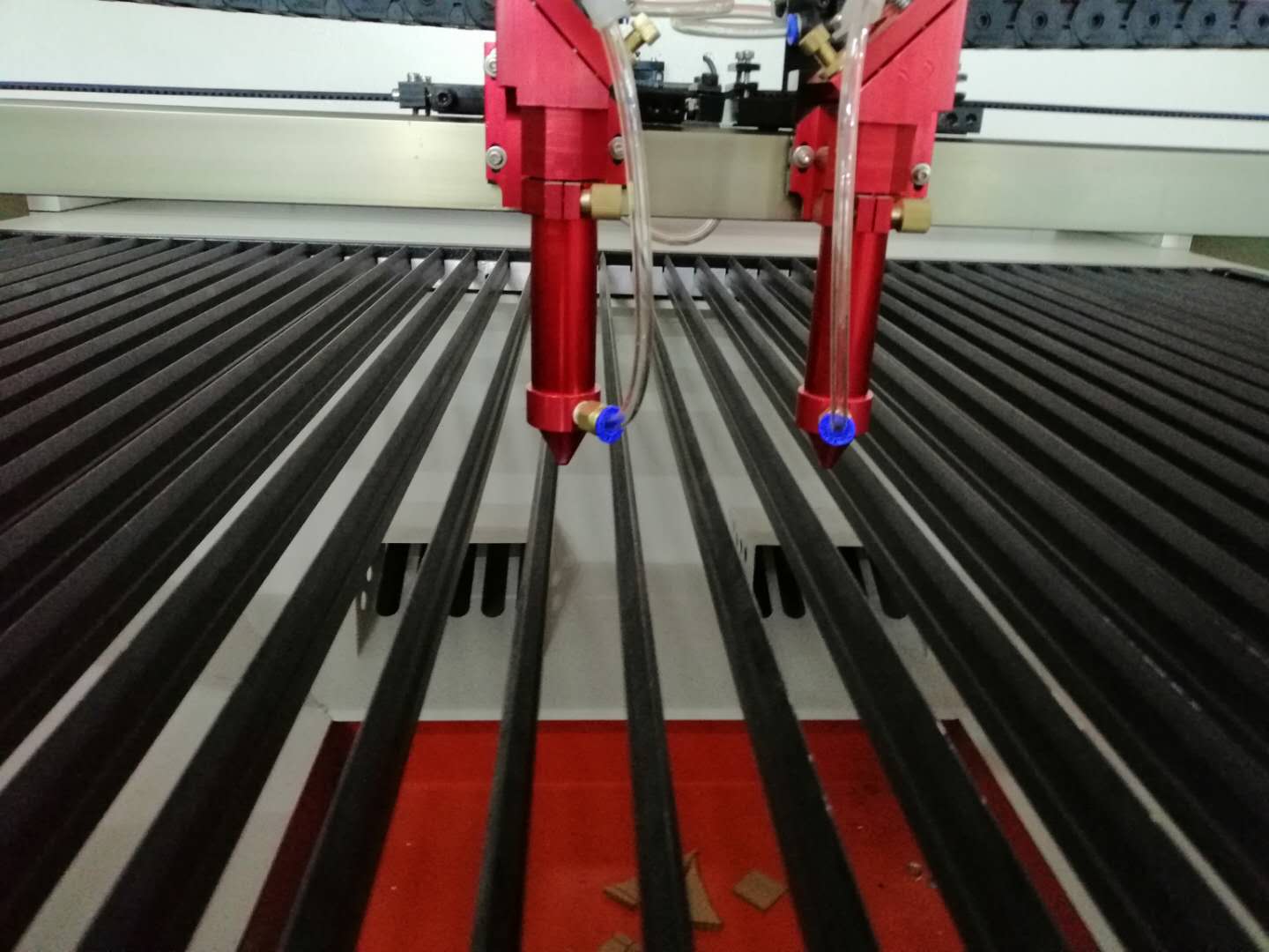 小型非金屬激光切割機(jī)設(shè)備廠家明天在哪里？