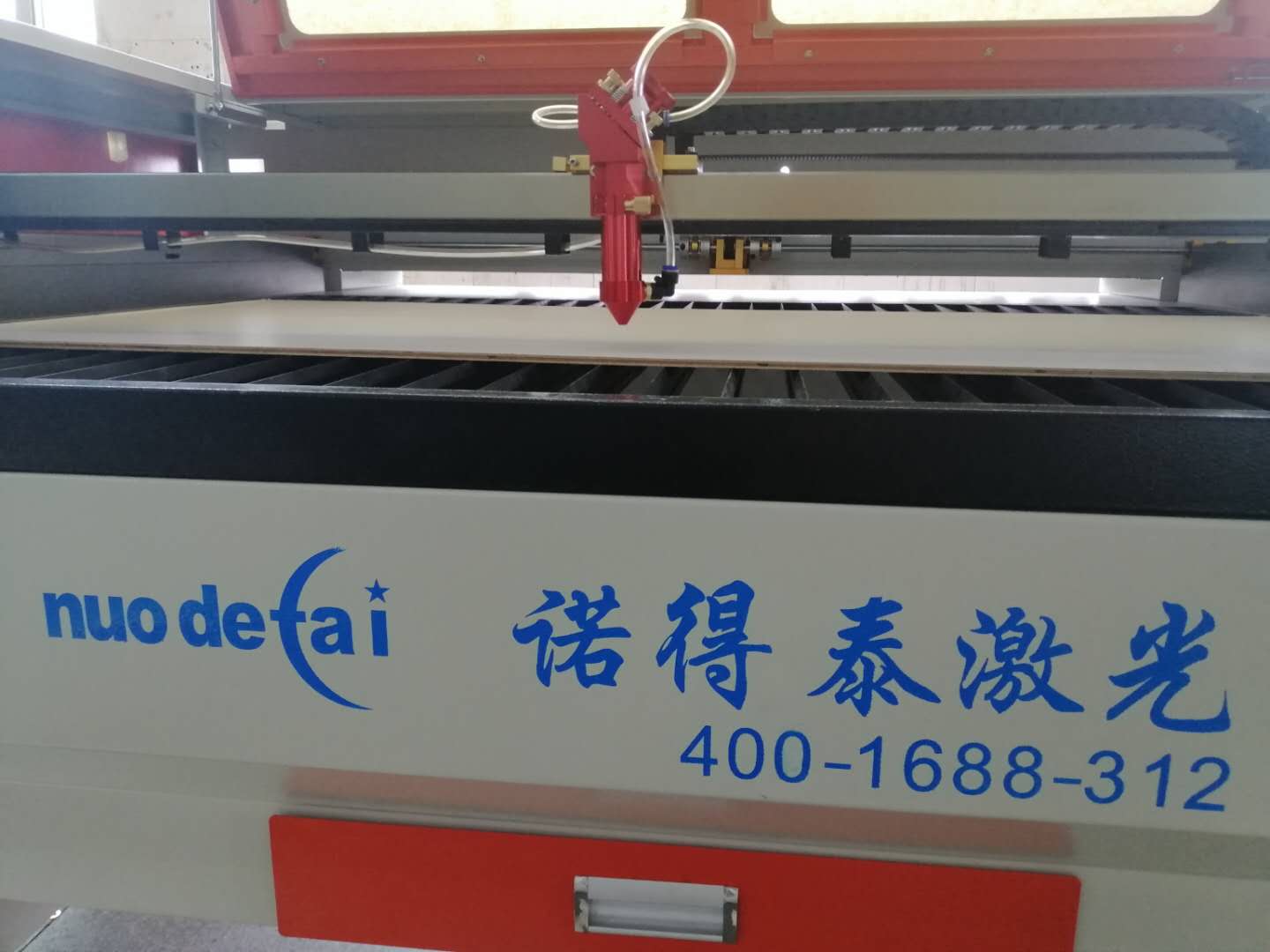 廣告行業(yè)用亞克力激光切割機(jī)加工的特點(diǎn)在哪里？