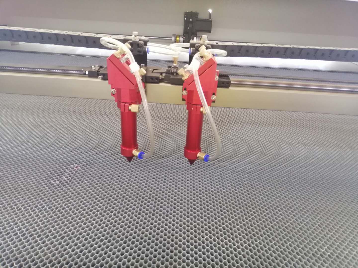 皮革切割對激光切割機(jī)要求！該如何選配？