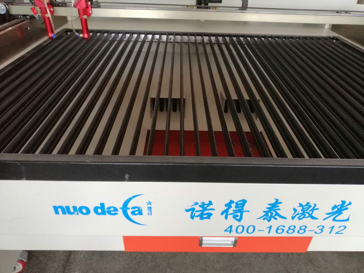 隨著激光切割機(jī)廠家越來(lái)越多從而也導(dǎo)致價(jià)格也是一落千丈！