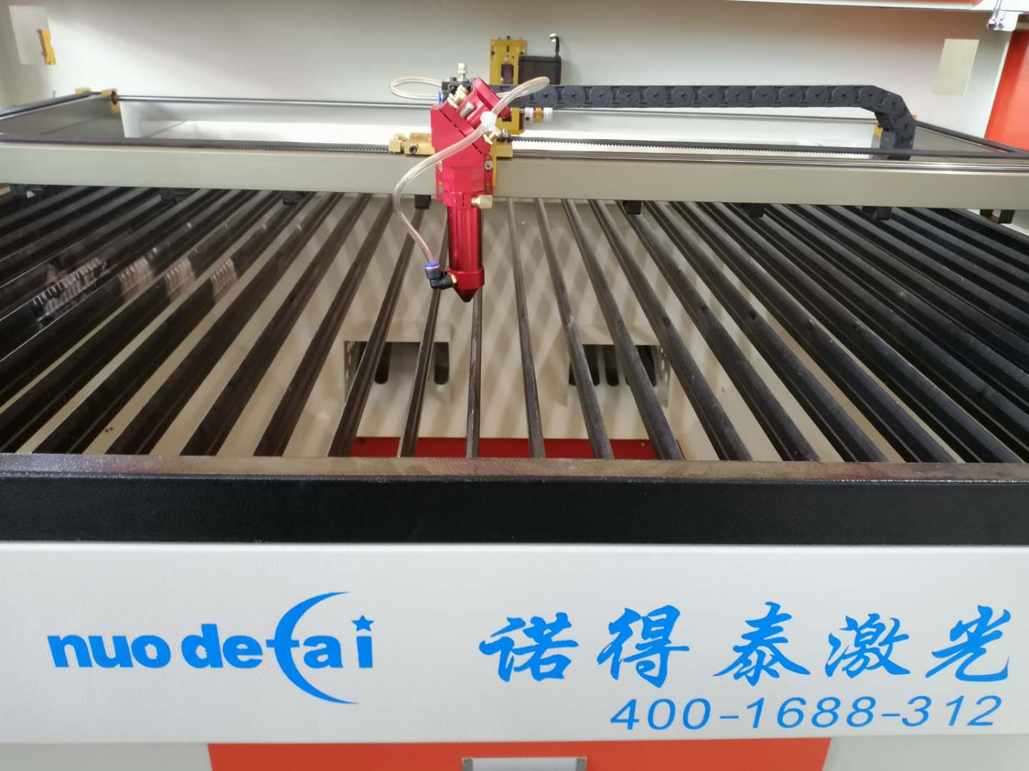一臺設(shè)備當作兩臺激光切割機雙頭互移