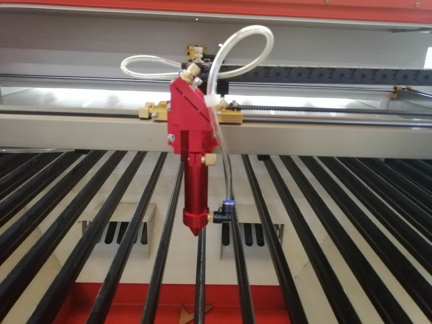 為什么小型非金屬材料激光切割機(jī)這么多年價(jià)格沒(méi)有下降