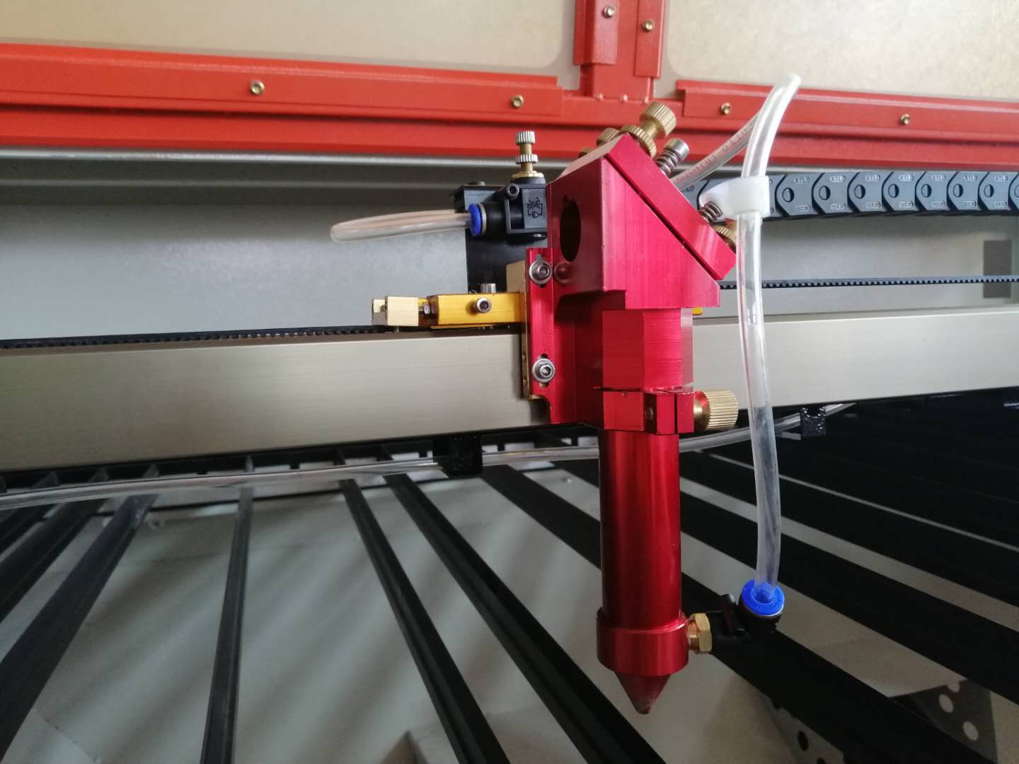 服裝玩具鏤空使用激光切割機(jī)加工起來(lái)靈活性強(qiáng)！